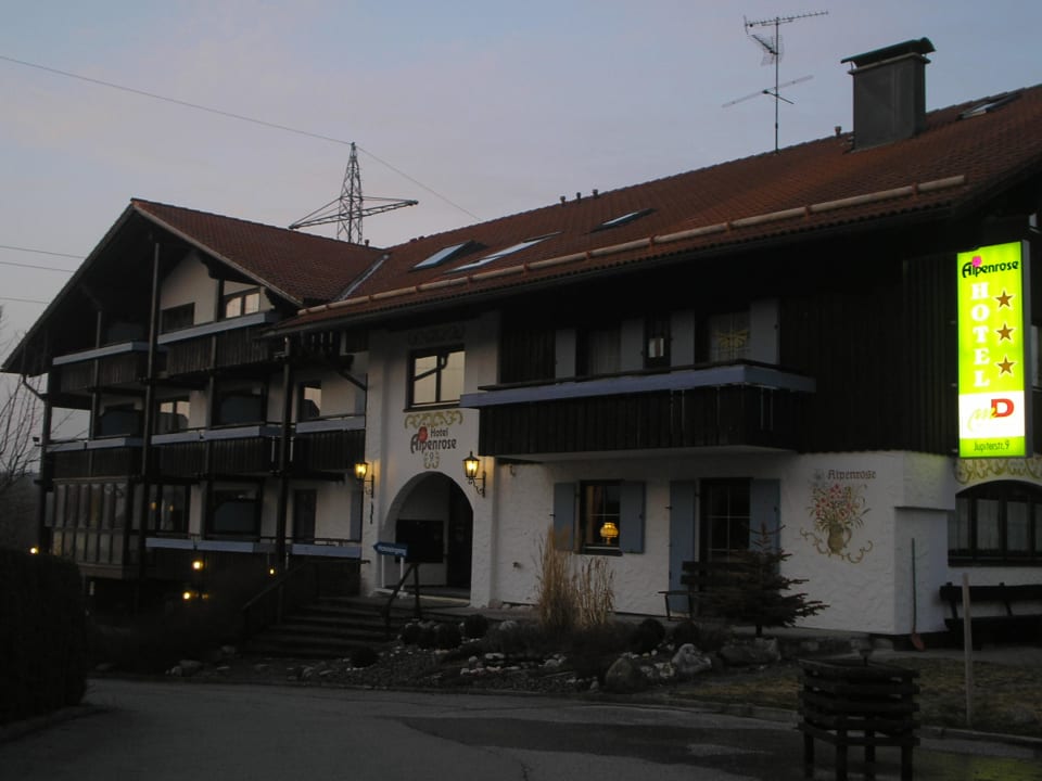 Hotel von der Einfahrt Jupiterstraße AKZENT Haus Alpenrose