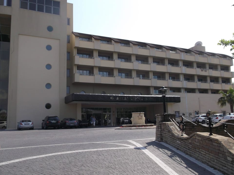 Eingang vom Hotel Melas Resort Hotel