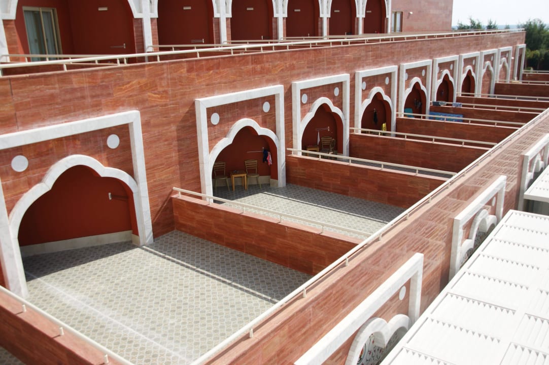 Mehr schein als sein großer Balkon nix drauf Royal Taj Mahal Hotel