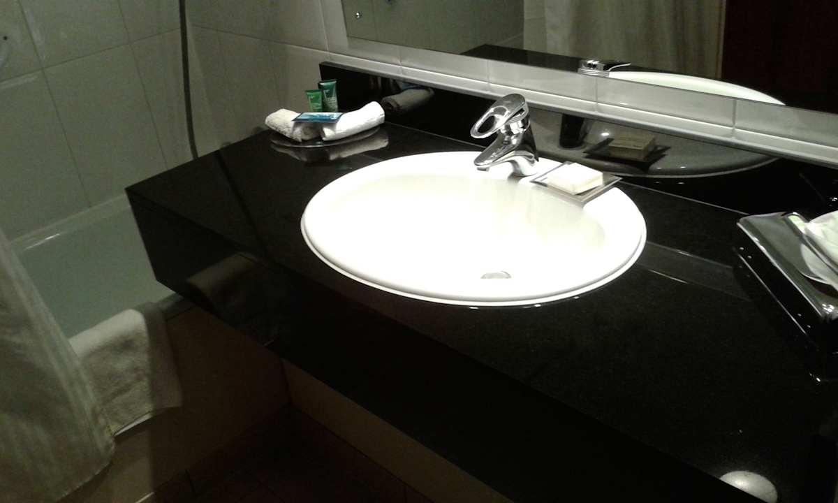 Modernes Bad DoubleTree by Hilton Hotel Bristol North