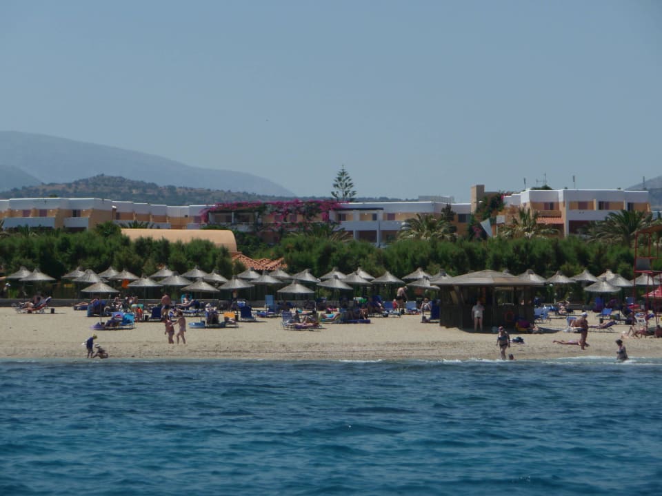 Blick auf den Hotelstrand vom Tretboot aus Anissa Beach & Village