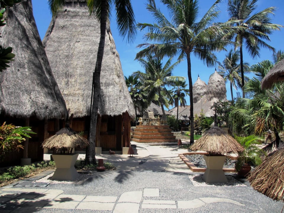 Deptak do plaży Novotel Lombok Resort & Villas