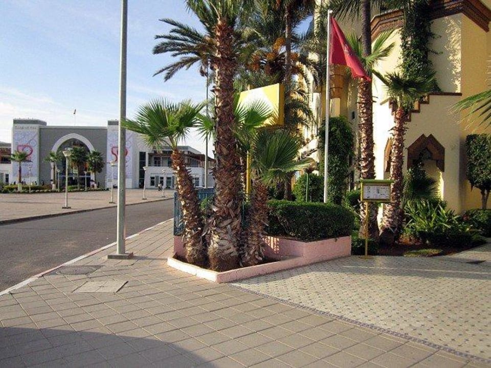 Links der Bahnhof. Rechts gleich das Hotel. Hotel Ibis Moussafir Fes