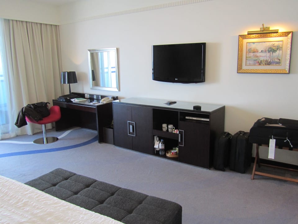 Grosszügiges Zimmer Hotel Le Meridien Al Aqah Beach Resort