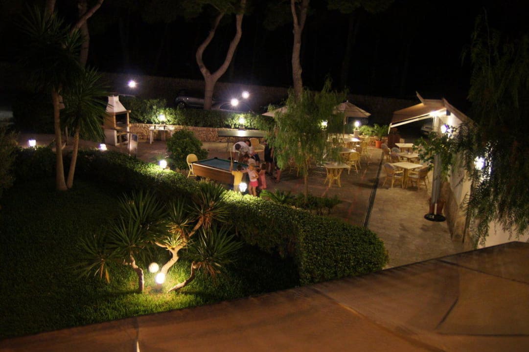 Garten spätabends Hotel Playa Mondrago