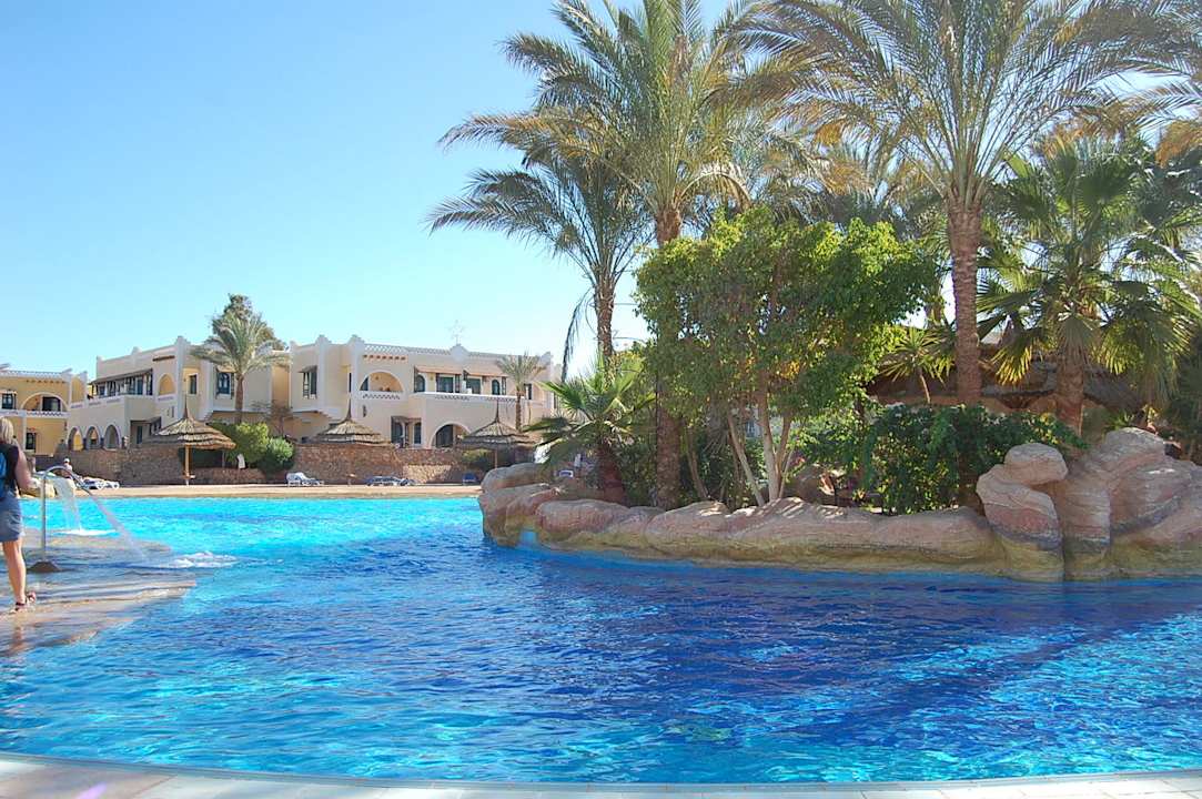 Basen w tle z hotelem Hotel El Faraana Reef Resort