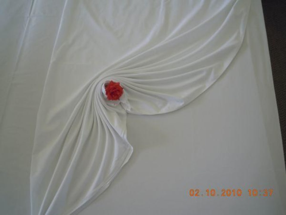 Beispiel der Dekoration des gemachten Bettes Park Hotel Golden Beach