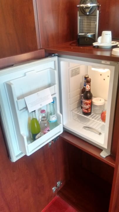 Die freie Minibar (interessante Getränkeauswahl) Hotel Vier Jahreszeiten Starnberg