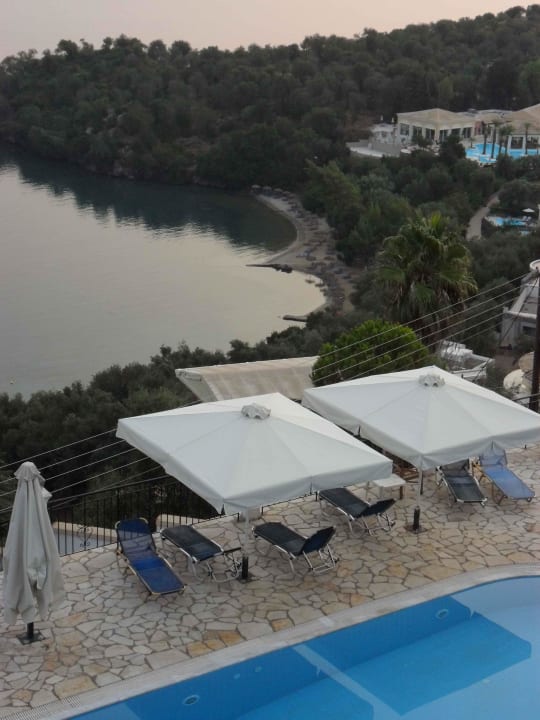 Blick vom Balkon zum Pool Kommeno Bella Vista Apartments