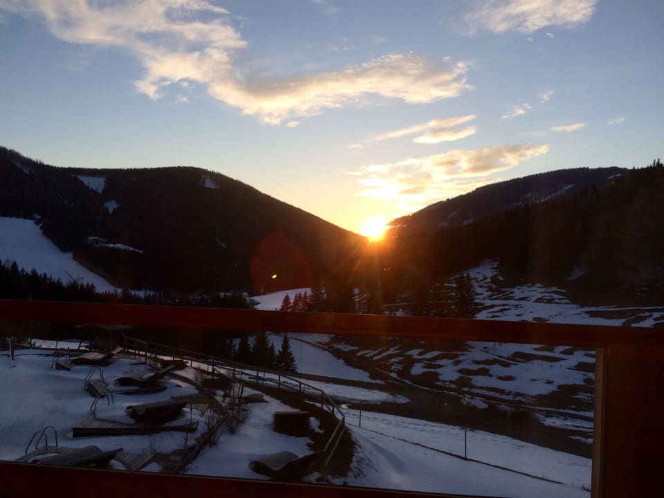 Ausblick auf die untergehende Sonne vom Zimmer aus Almwellness Hotel Pierer