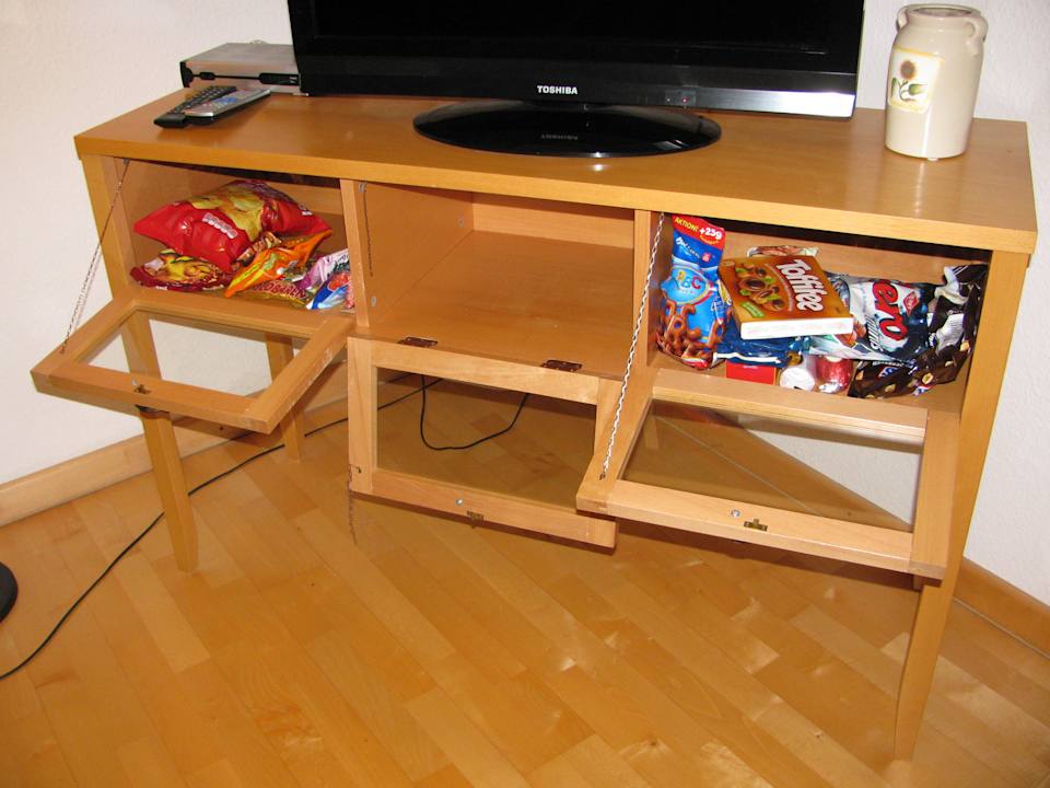 Wohnraum - TV Schrank mit gerissener Kette Fewo 2.5 Haus Arkonablick