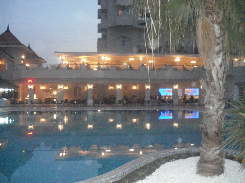 Restaurants am Abend vom Pool aus Side Mare Resort & Spa