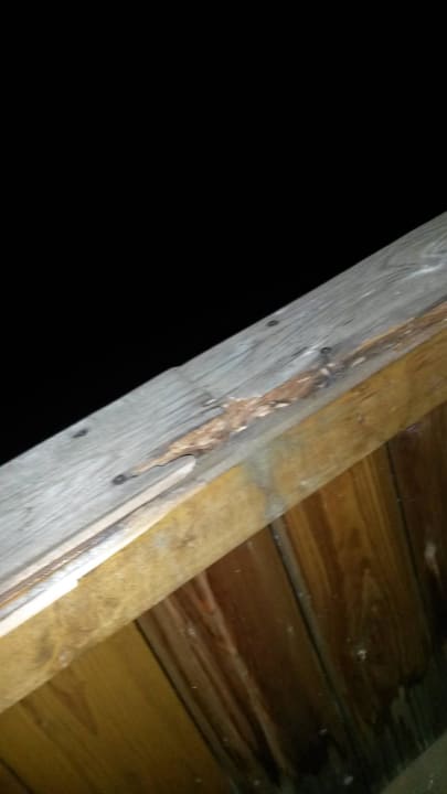 Am Balkon kaputtes Geländer Hotel Bergland-Hof