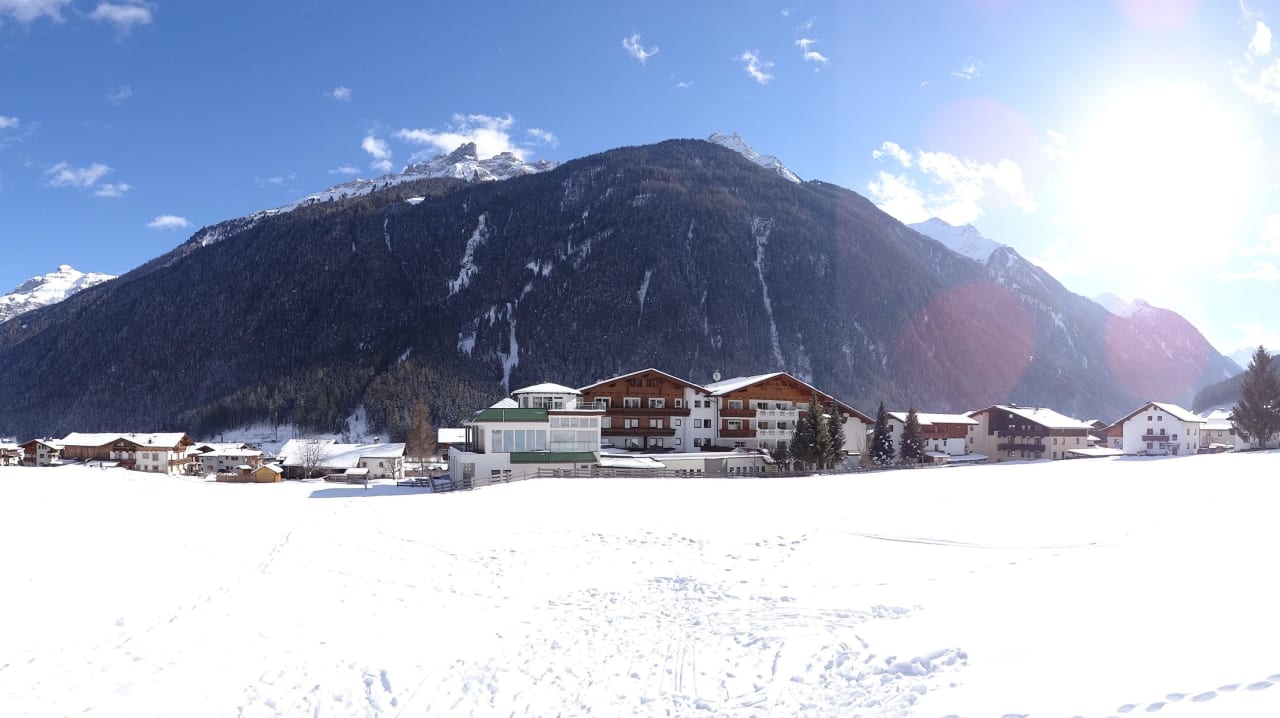 Rückseite, links die Panoramasauna Alpenhotel Kindl