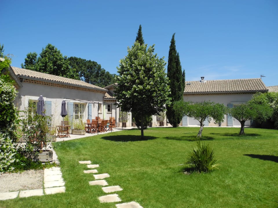 Gartenanlage vor dem Pool B&B Au Temps des Cerises