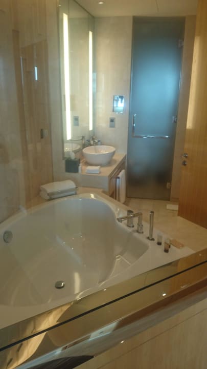Bad durch Zwischenfenster The Meydan Hotel