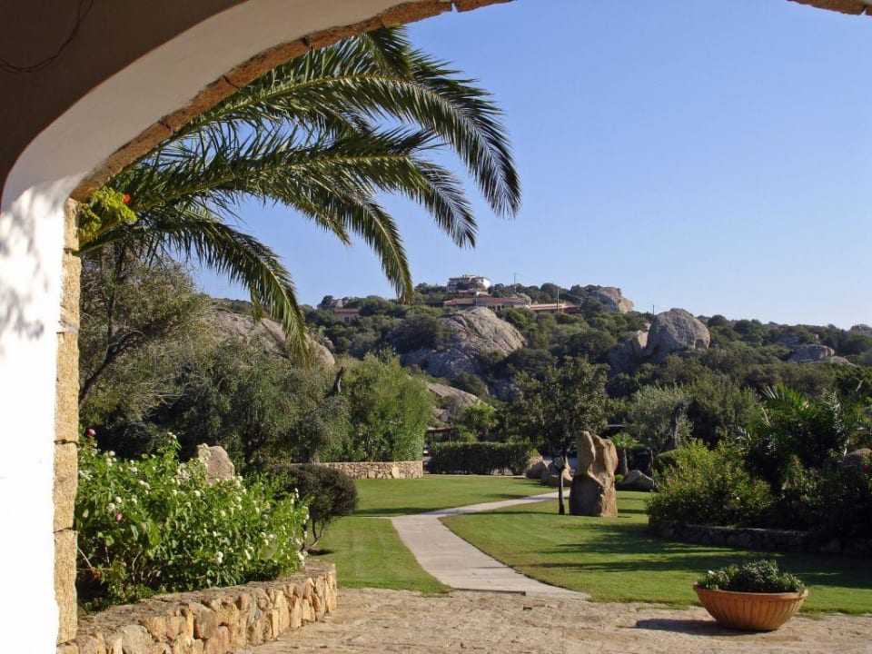 Blick Hotelrückseite auf Berge Hotel Pulicinu