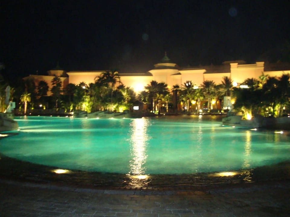 Familypool bei Nacht Atlantis, The Palm