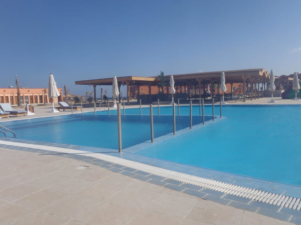 Pool und Taucherbecken Three Corners Happy Life Beach Resort