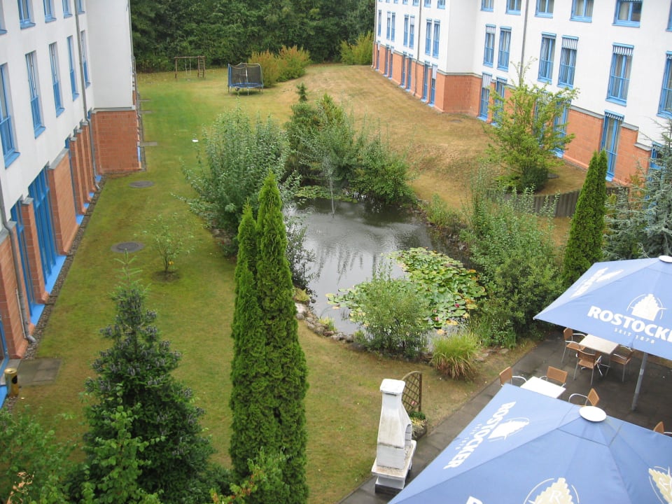 "Innenhof mit kleinem Teic..." Hotel Wyndham Garden Wismar (Zierow