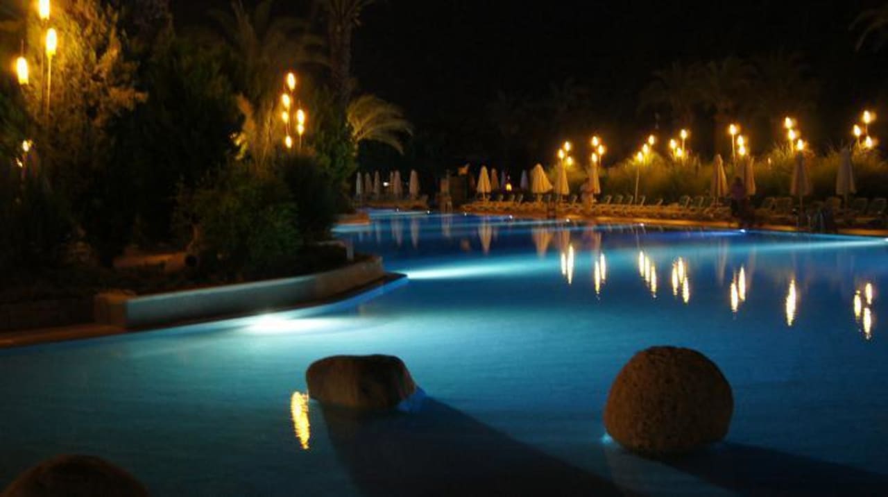 Pool bei Nacht PALOMA Perissia
