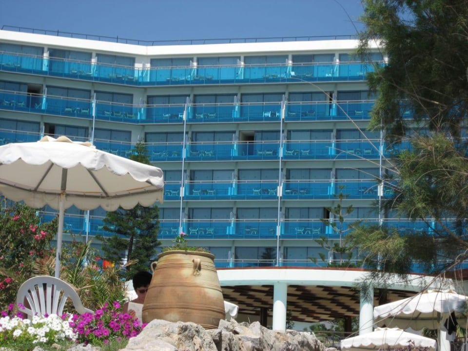 Blick vom Strand auf das Calypso Beach Hotel Calypso Beach