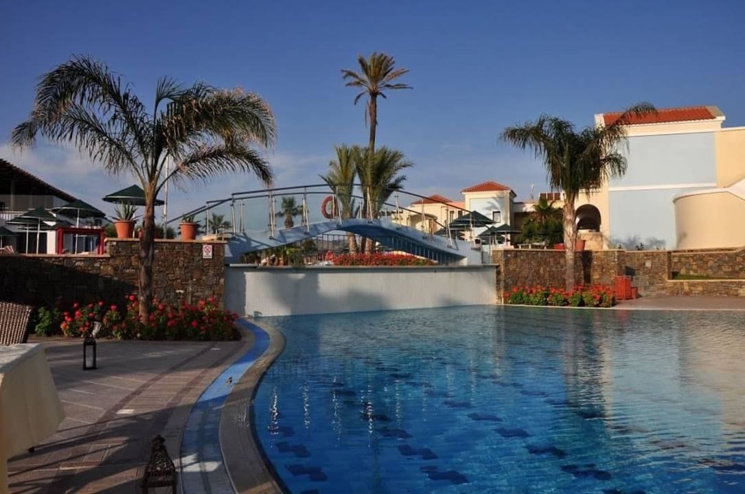 Der Pool am À-la-carte-Restaurant Lindos Imperial Resort & Spa