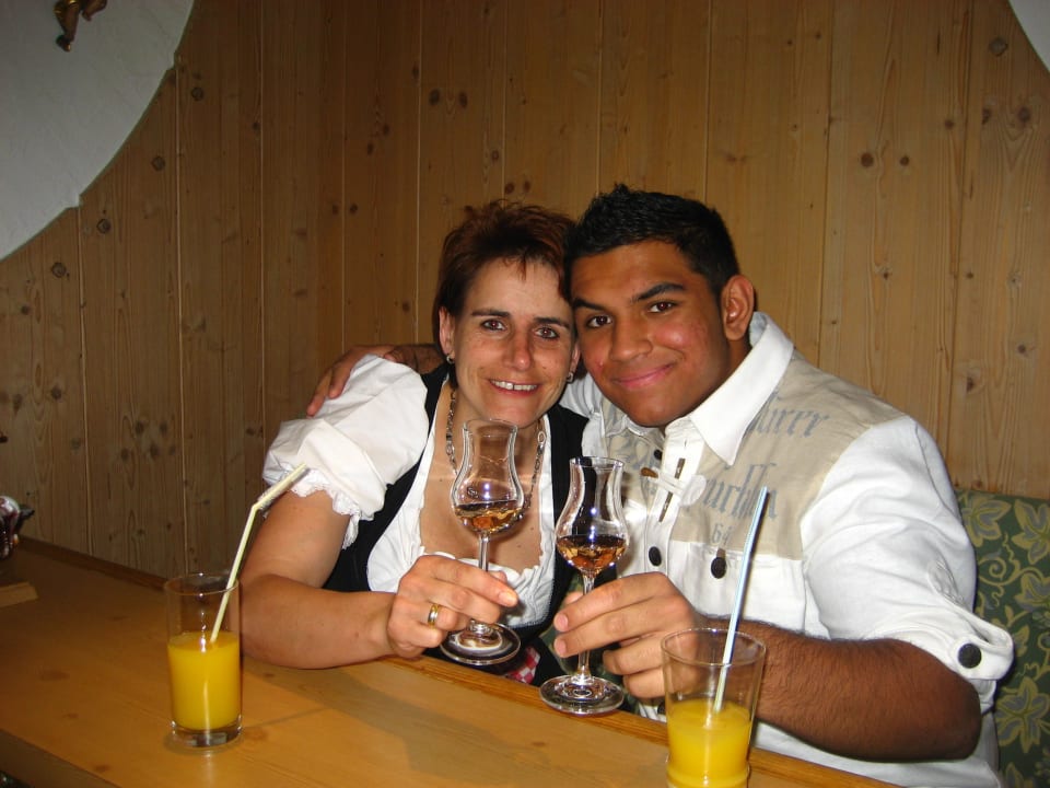 Mitarbeiter Gemütlich an der Bar Oberlechtaler Hof