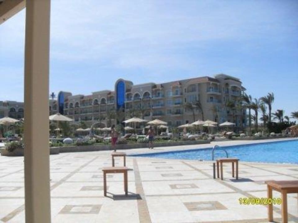 Blick von der Poolbar zum Hotel Premier Le Reve Hotel & Spa