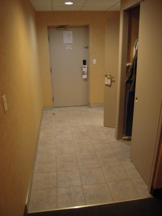 Eingangstüre, von Innen, rechts Bad. Radisson Hotel and Suites Fallsview