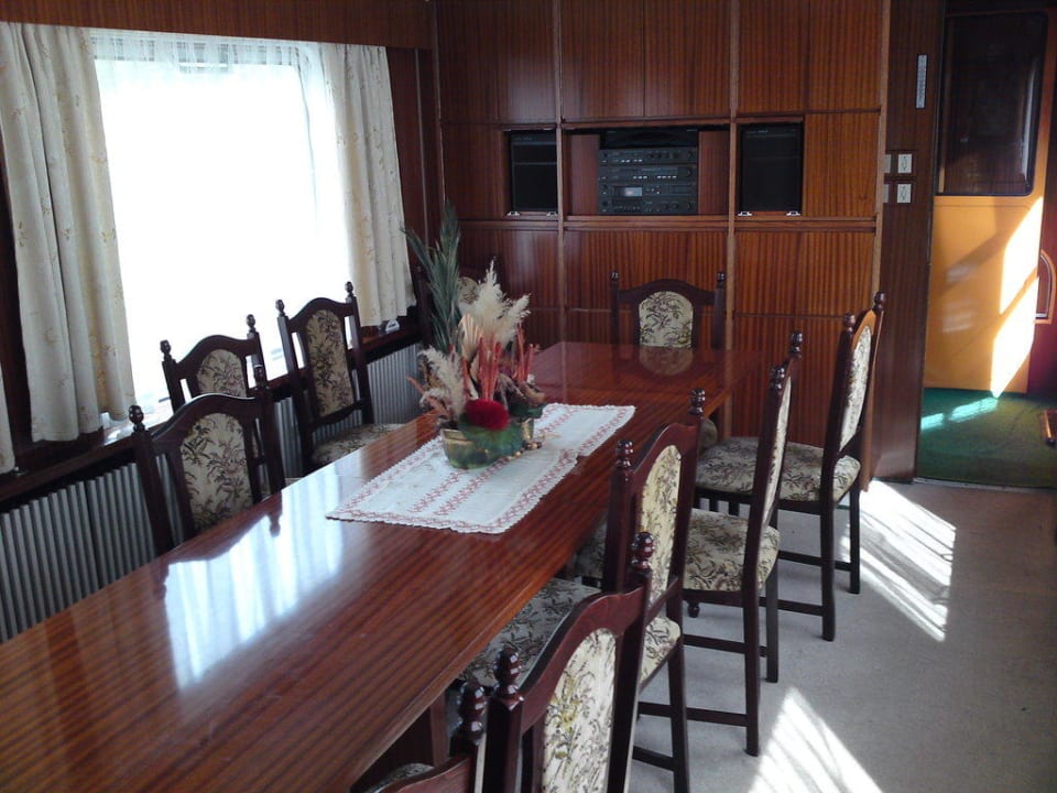 Aufenthaltsraum im Schlafwagen Wolkensteiner Zughotel