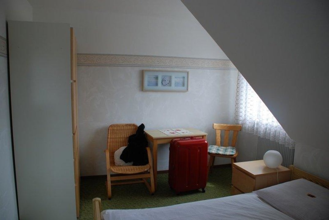 Sitzmöglichkeiten und Kleiderschrank Hotel Landgasthof Wellmann