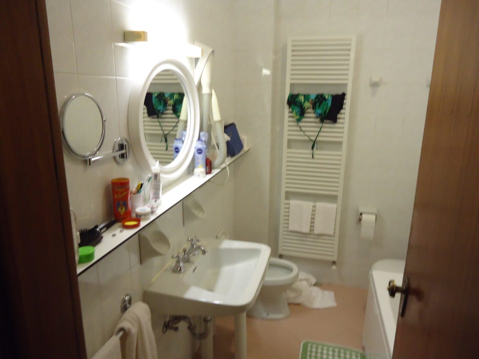 Badezimmer mit Handtuchtrockner, Fön, WC  Hotel Antoniano Terme