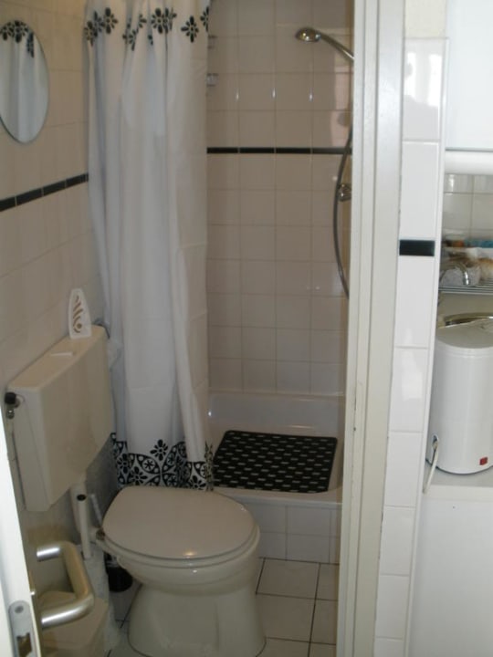 Kleines Bad mit Dusche und WC Sommerhaus Binnenweg 18
