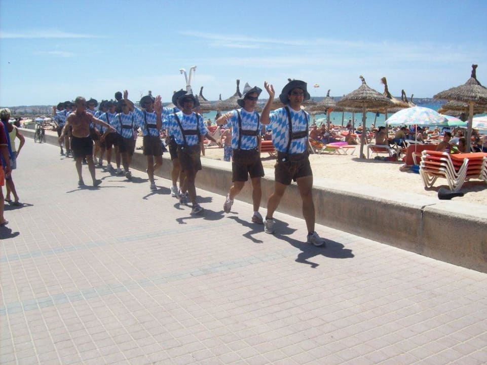 Am Strand die Jungs vom Oberbayern Aparthotel Houm Plaza Son Rigo