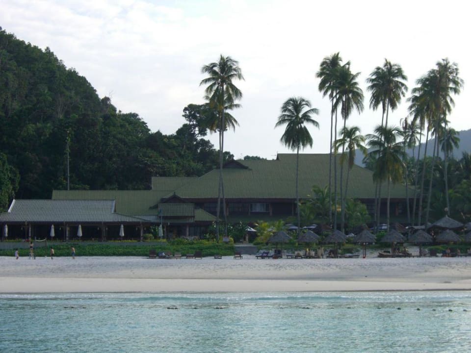 Blick auf den Strand und das Restaurantgebäude The Taaras Beach & Spa Resort