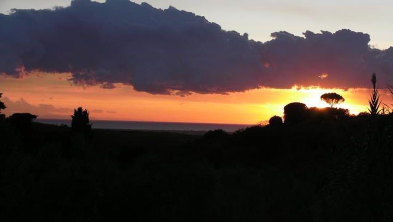 ein Sonnenuntergang mit Blick aufs Meer La Cecinella
