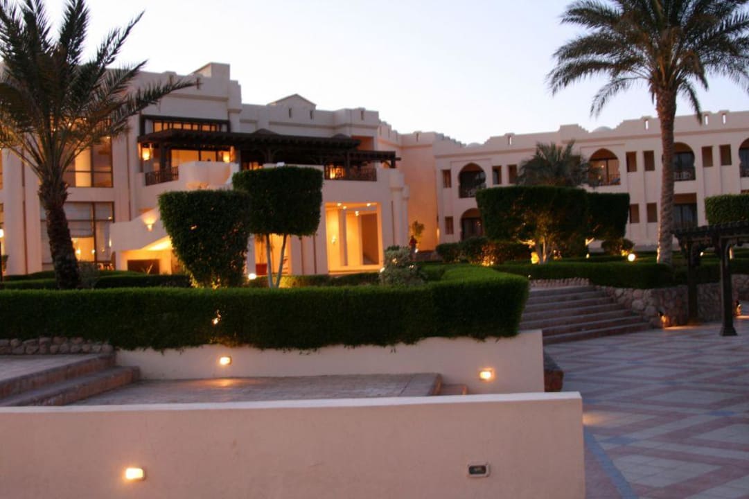 Gartenseite des Sea Clubs Charmillion Club Resort