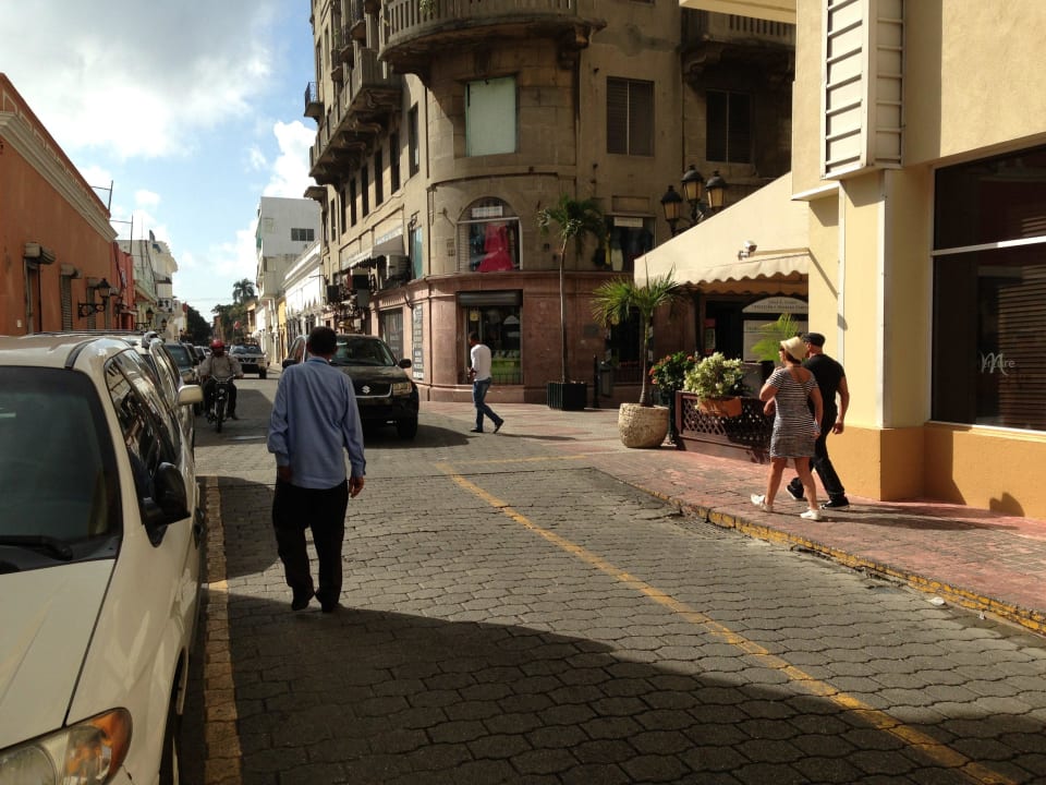 Blick die Straße runter nach rechts Novus Plaza Hodelpa