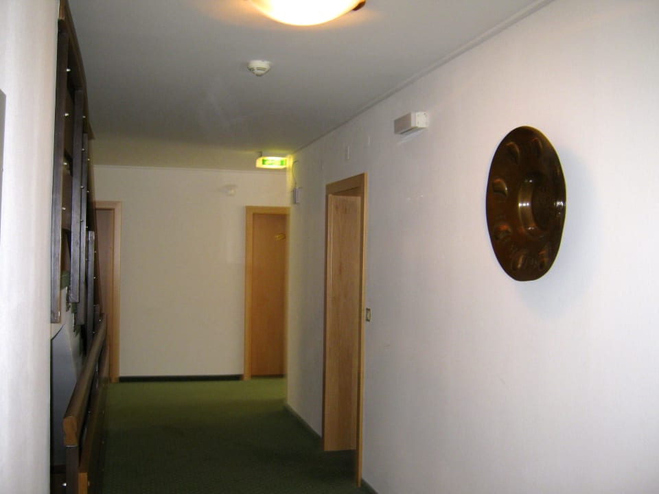 Das ist der Flur des Hotels Dahoam by Sarina - Hotel & Suites