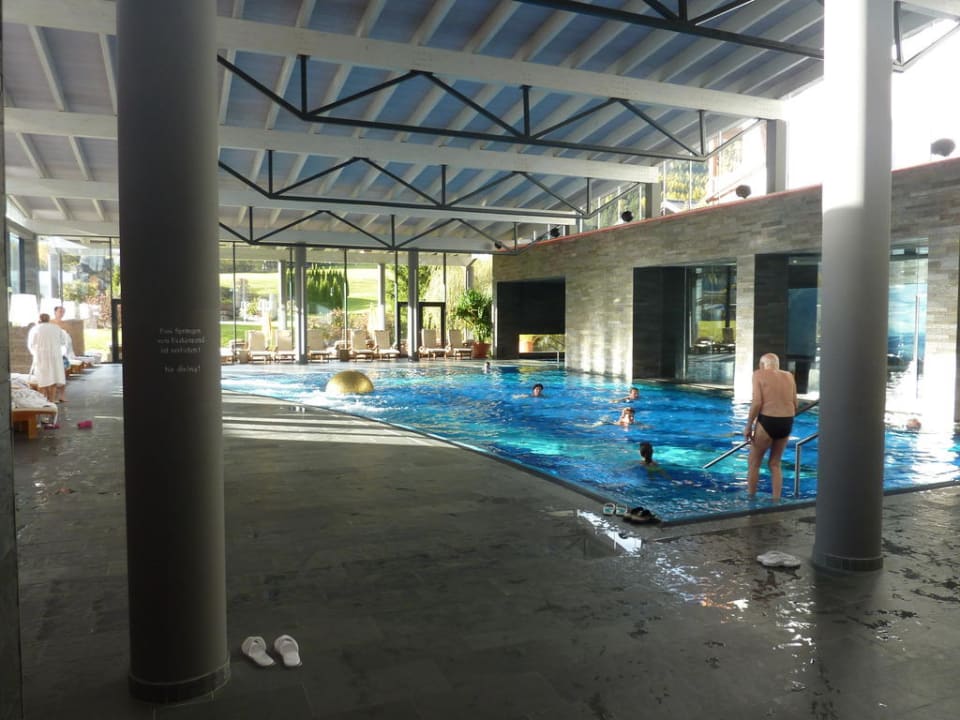 Riesiger Pool im Innenbereich Hotel Krallerhof