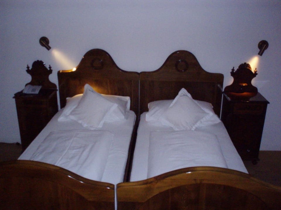 Antikes Bett in Zimmer 1 Hotel Gasthof Grüner Baum