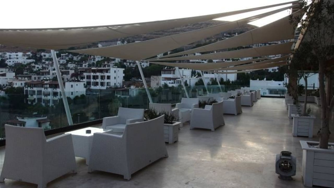 Widok z tarasu przy recepcji Bellazure Hotel