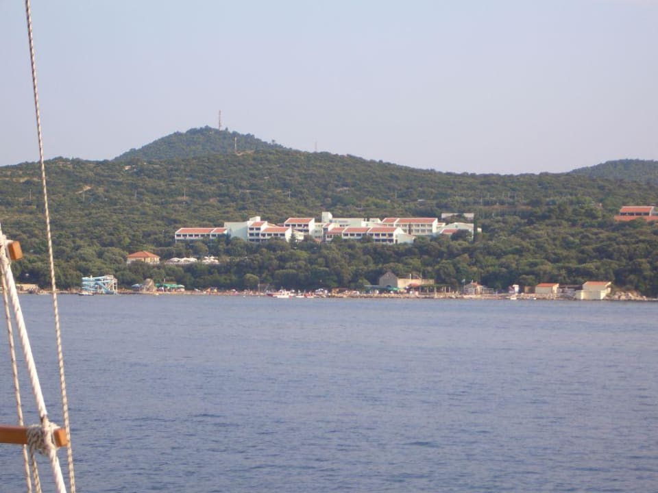 Blick vom Meer auf die Hotelanlage Sunny Dubrovnik by Valamar