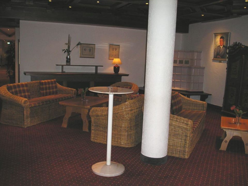 Sitzecke mit Kachelofen Das Achental Resort