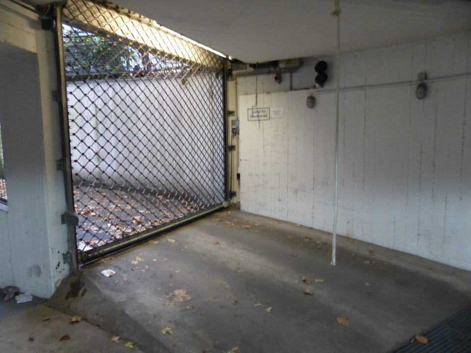 Aus/Einfahrt TG Hotel Delta Berlin