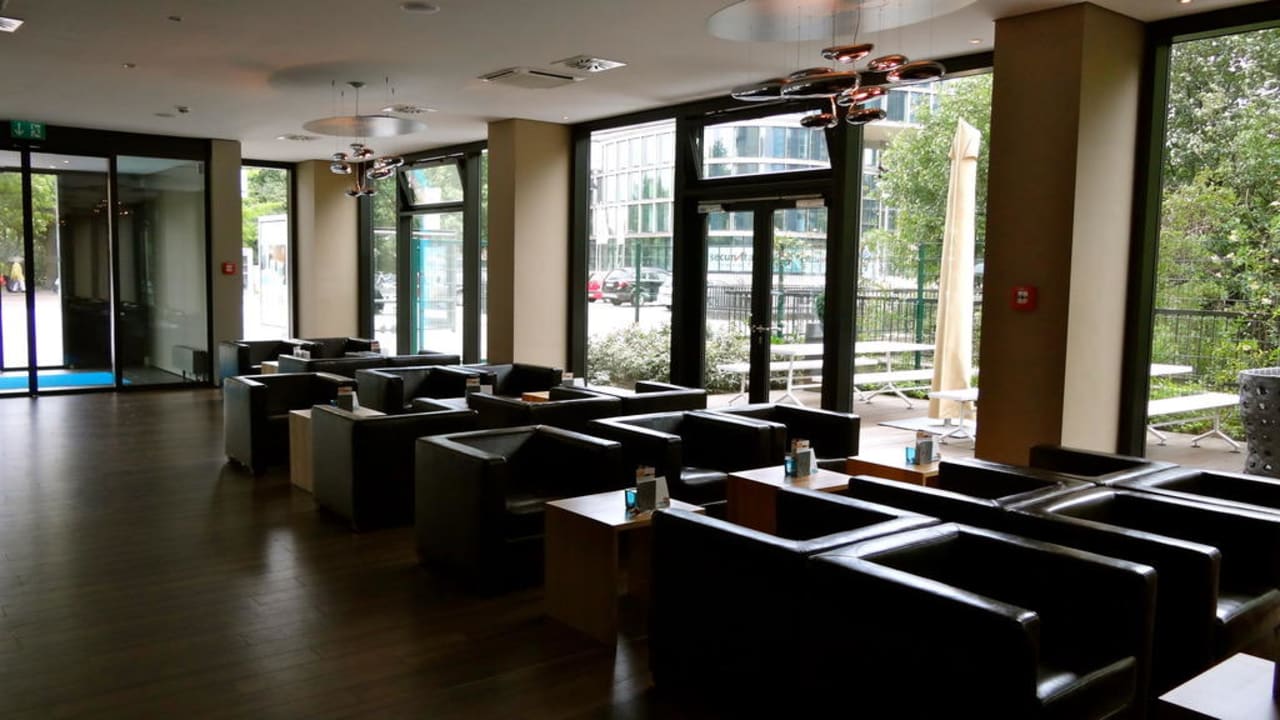 Sitzgelegenheiten am Eingang des Hotels Motel One Hamburg-Alster