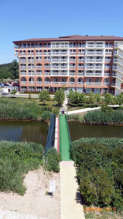 Вид на основной корпус с балкона апартоментов Sol Luna Bay