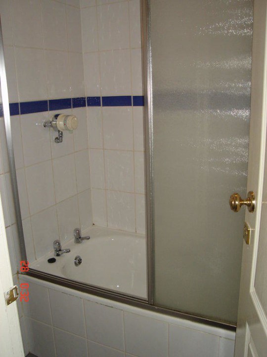 Badezimmer man beachte die Fugen usw. Hotel Indigo Edinburgh