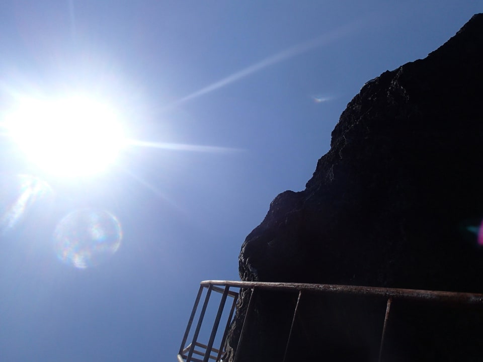 Ein und Ausgang vom Meer Samsara Cliff Resort